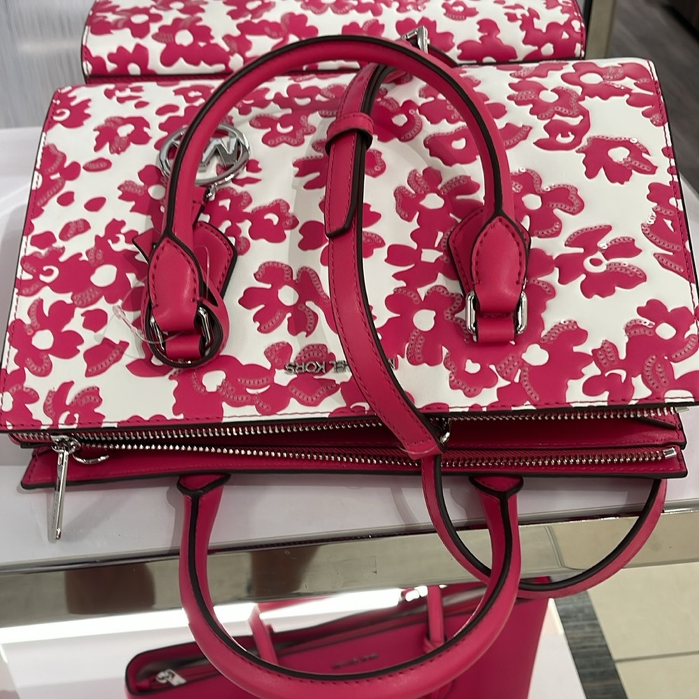 Michael Kors Sheila Medium Sequined Floral Print CZ Satchel
Dragofruit
NWT - Picture 6 of 16